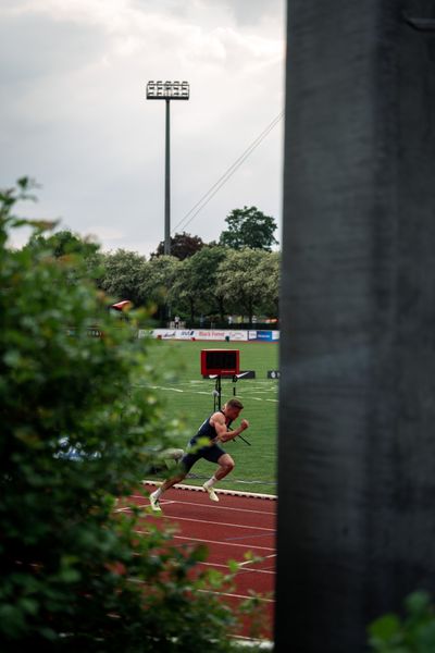Nico Beckers (LAV Bayer Uerdingen/Dormagen) beim 400m Start am 07.05.2022 beim Stadtwerke Ratingen Mehrkampf-Meeting 2022 in Ratingen